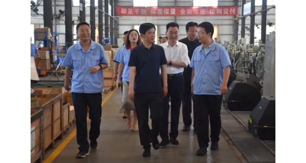 寶雞市市長王勇一行來紡電公司調(diào)研時(shí)強(qiáng)調(diào) 堅(jiān)持創(chuàng)新驅(qū)動(dòng) 強(qiáng)化科技支撐
